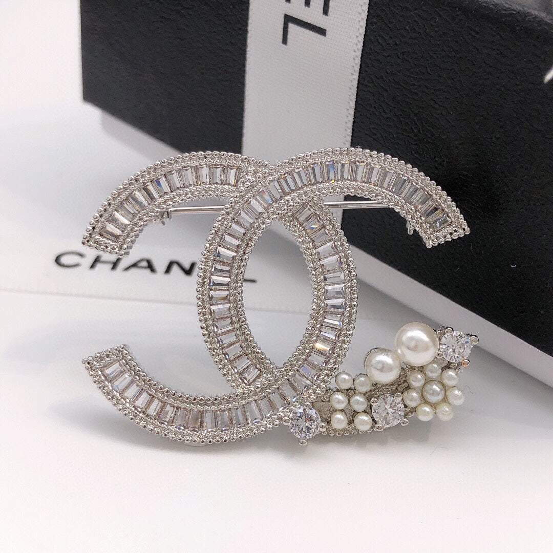 Chanel Star Crystals 18K Gold Brooch product image 1, provided for visual reference and product detail review