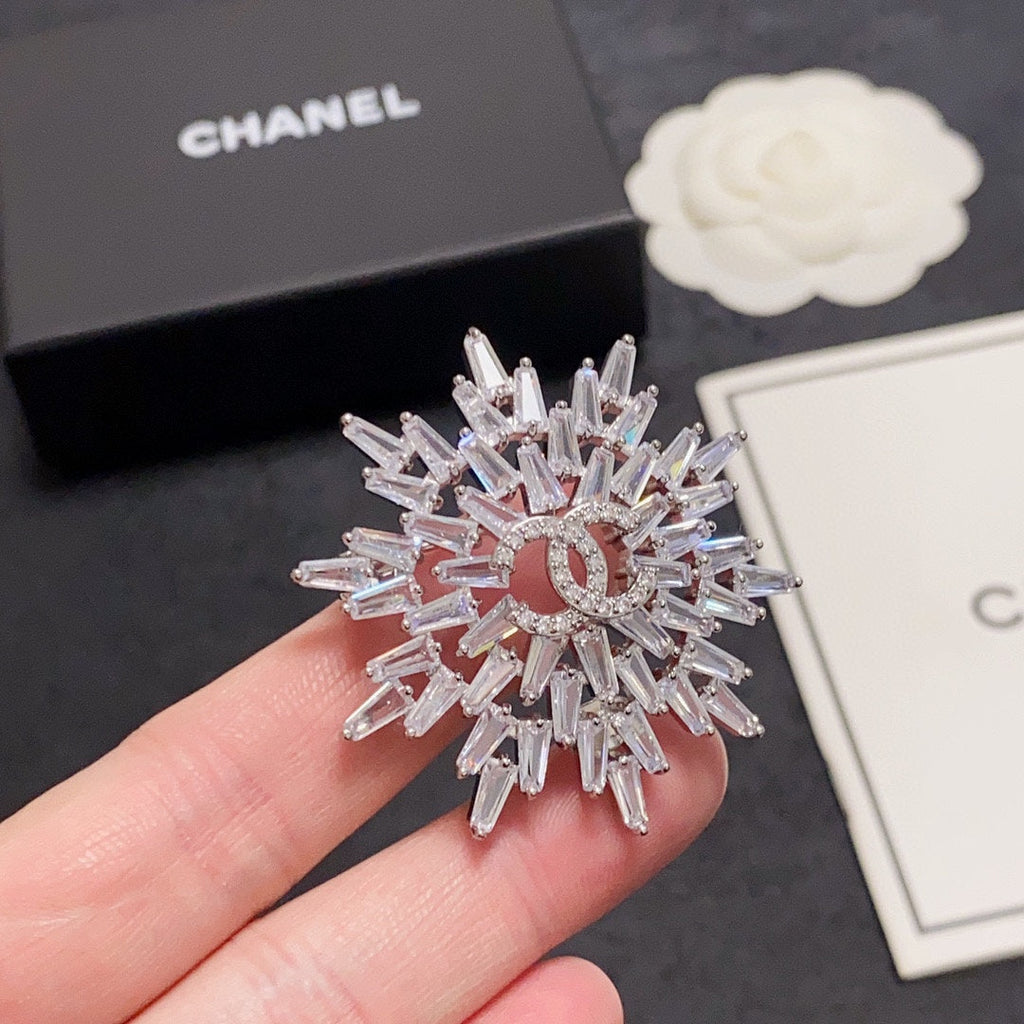 Chanel Snow Flower 18K Gold Brooch product image 6, provided for visual reference and product detail review