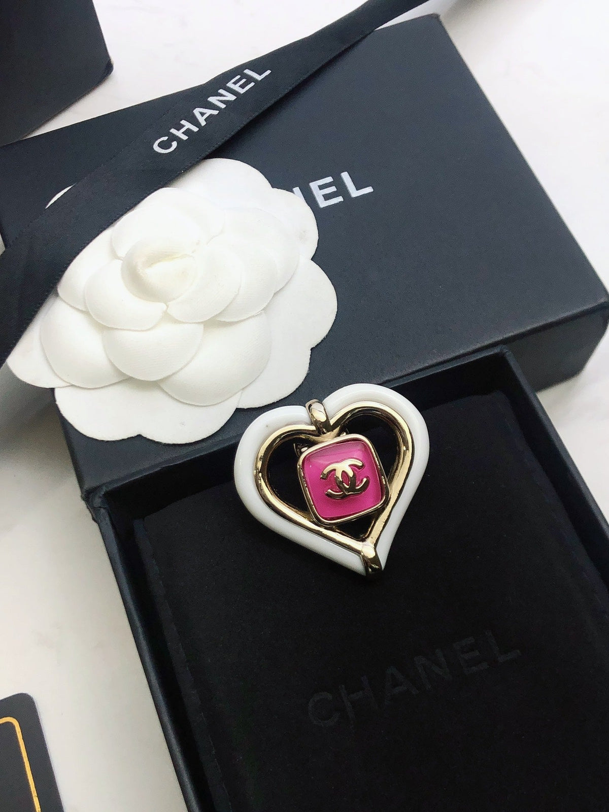 Chanel Heart 18K Gold Brooch product image 4, provided for visual reference and product detail review