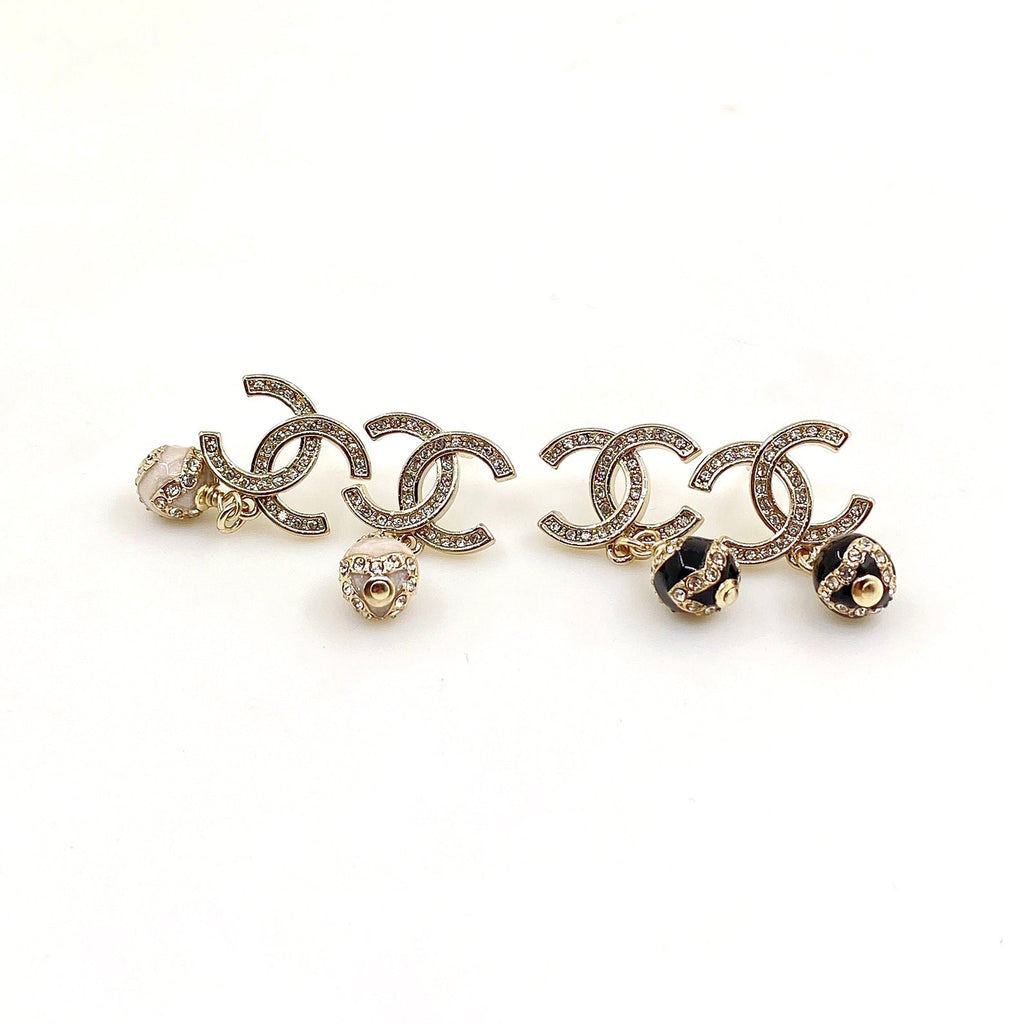Chanel Pearl Pendant 18K Gold Earrings product image 1, provided for visual reference and product detail review