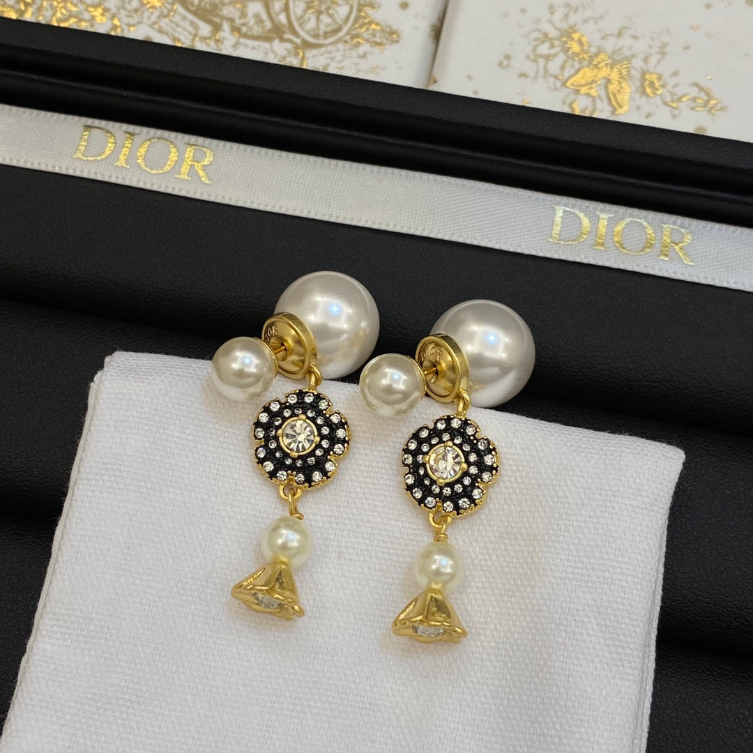 Dior Tribales 18K Gold Earrings product image 3, provided for visual reference and product detail review