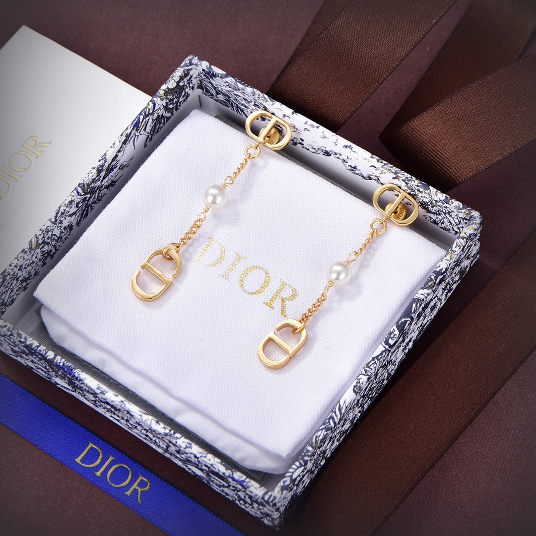 Dior 30 Montaigne 18K Gold Earrings product image 5, provided for visual reference and product detail review