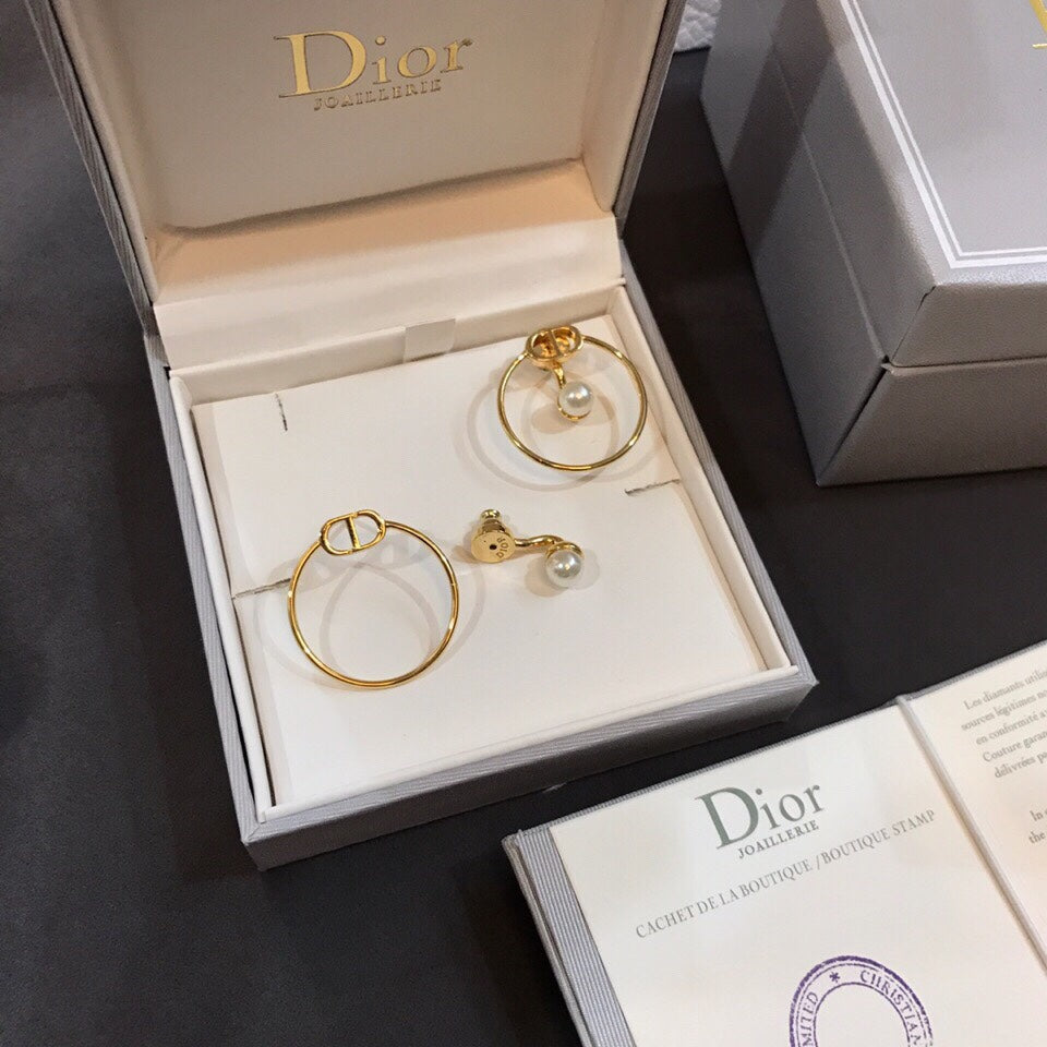 Dior 30 Montaigne Pearl 18K Gold Earrings product image 11, provided for visual reference and product detail review