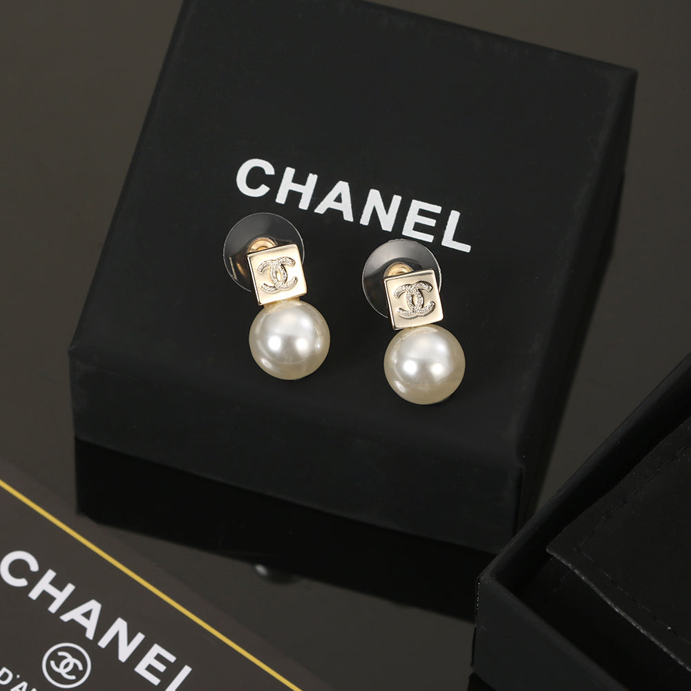 Chanel Pearls 18K Gold Earrings product image 3, provided for visual reference and product detail review