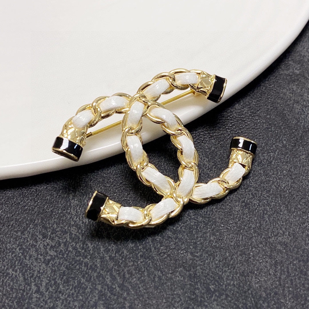 Chanel Pearl 18K Gold Brooch product image 1, provided for visual reference and product detail review