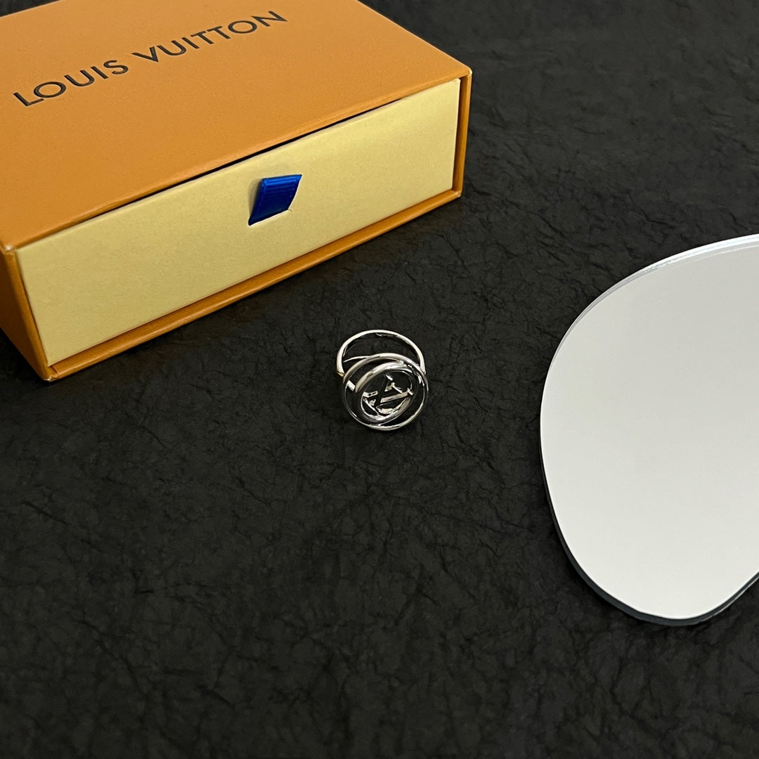 Louis Vuitton Stellar 18K Gold Ring product image 10, provided for visual reference and product detail review