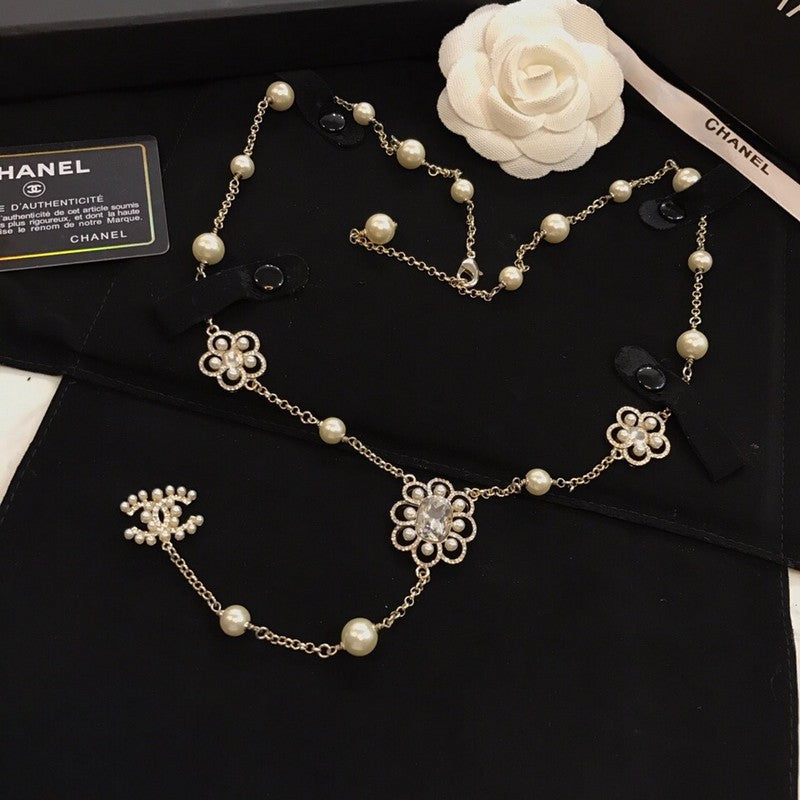 Chanel Flowers Pearl Long 18K Gold Necklace product image 1, provided for visual reference and product detail review