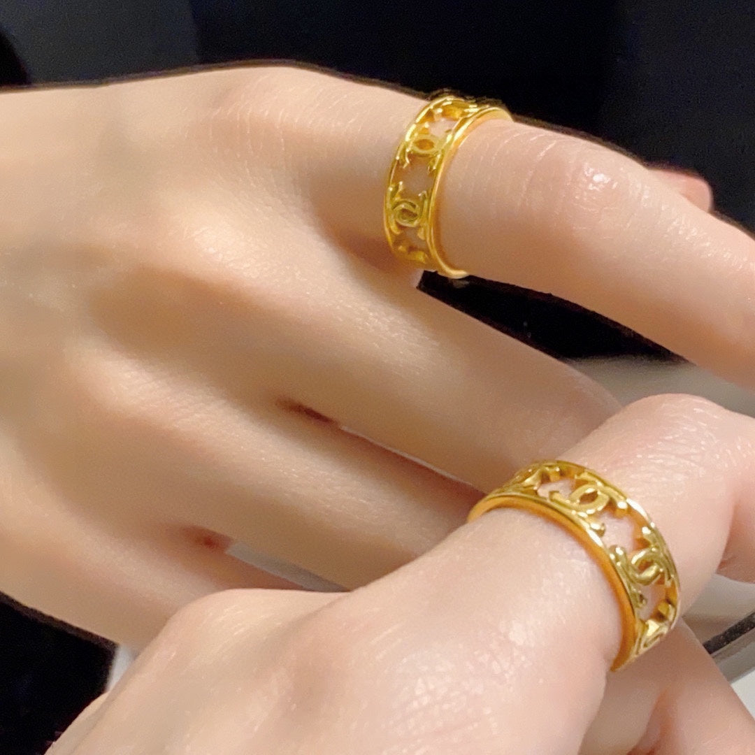 Chanel Vintage Openwork 18K Gold Ring product image 2, provided for visual reference and product detail review