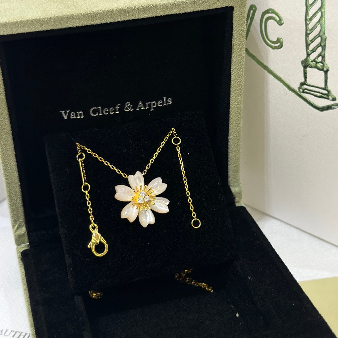 Rose de No?l 18K Gold Necklace product image 3, provided for visual reference and product detail review