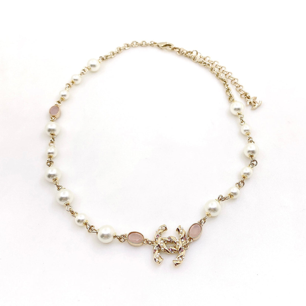 Chanel Pearls 18K Gold Necklace product image 1, provided for visual reference and product detail review