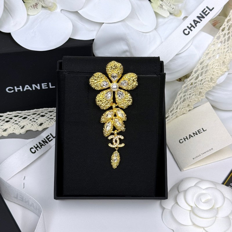 Chanel 26C Flower Crystal Drop Gold 18K Gold Brooch product image 1, provided for visual reference and product detail review
