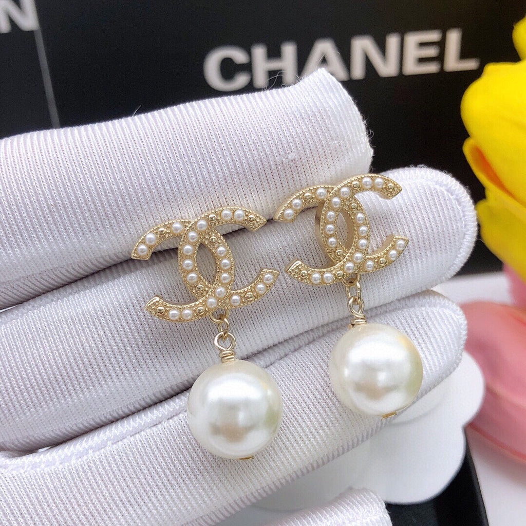 Chanel Pearl Drop 18K Gold Earrings product image 2, provided for visual reference and product detail review