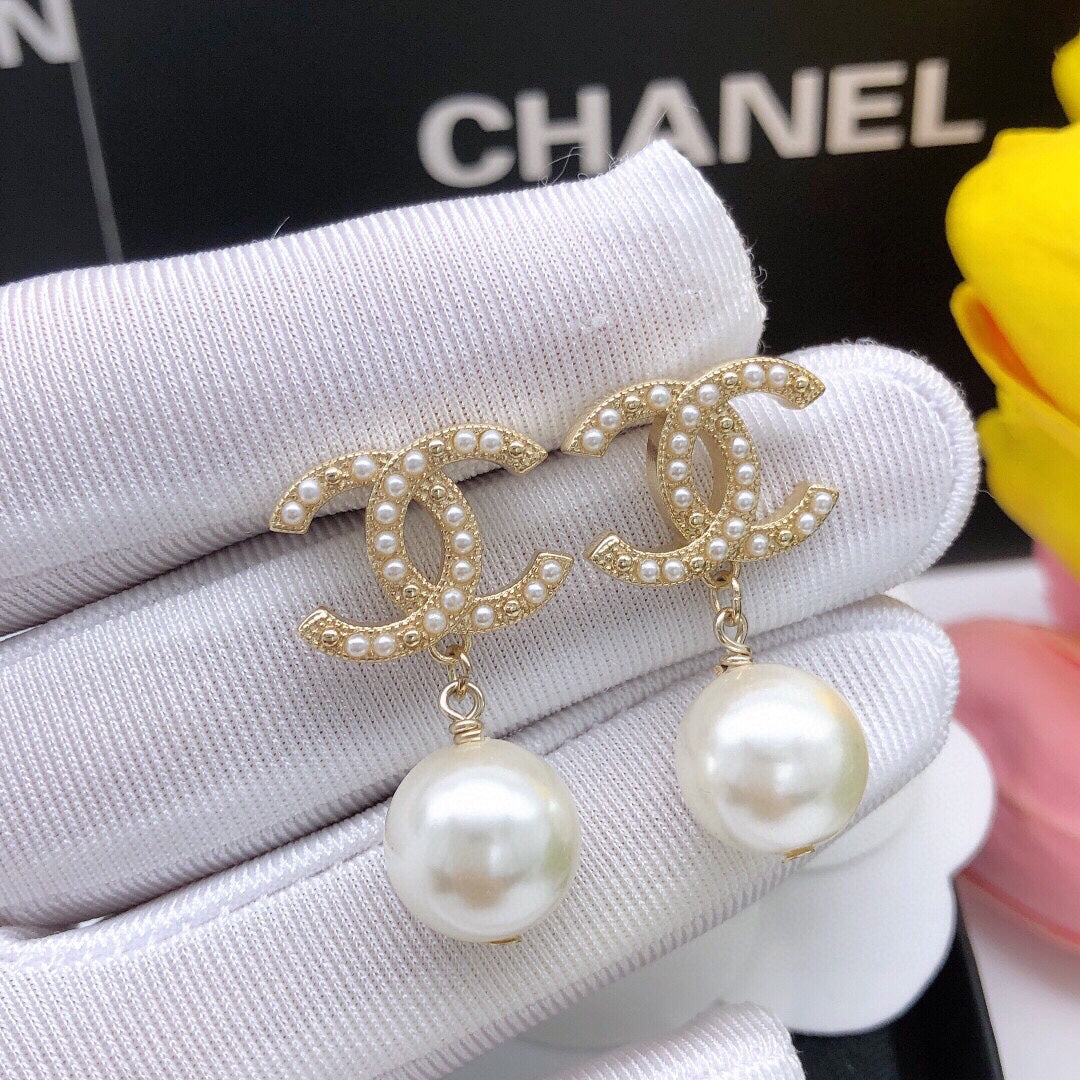 Chanel Pearl Drop 18K Gold Earrings product image 2, provided for visual reference and product detail review