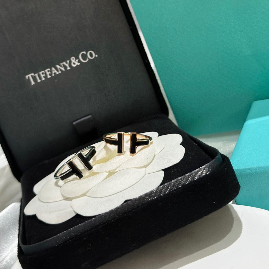 Tiffany Black Onyx Wire 18K Gold Ring product image 6, provided for visual reference and product detail review
