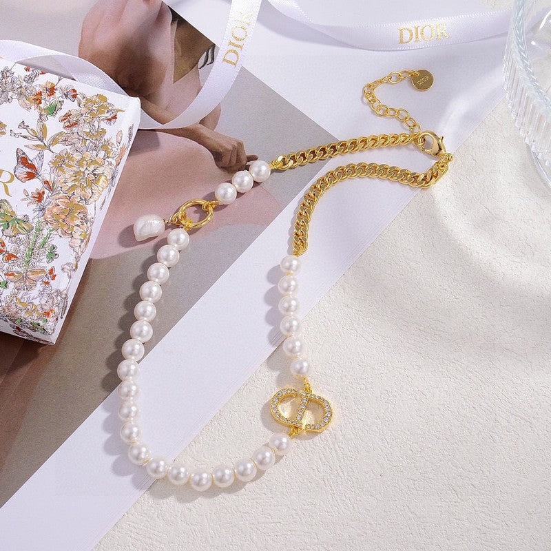 Dior 30 Montaigne Pearls 18K Gold Necklace product image 1, provided for visual reference and product detail review