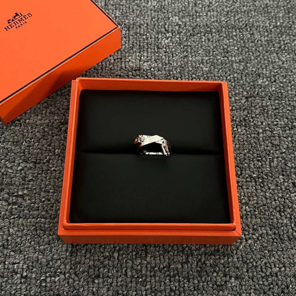 Hermes Kelly Gavroche 18K Gold Ring product image 4, provided for visual reference and product detail review