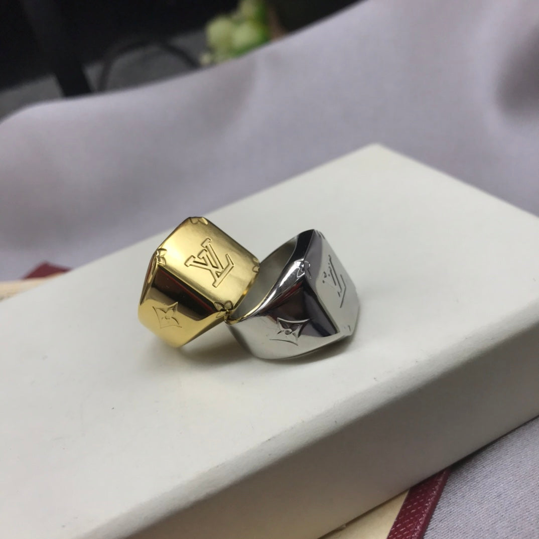 Louis Vuitton Monogram Signet 18K Gold Ring product image 3, provided for visual reference and product detail review