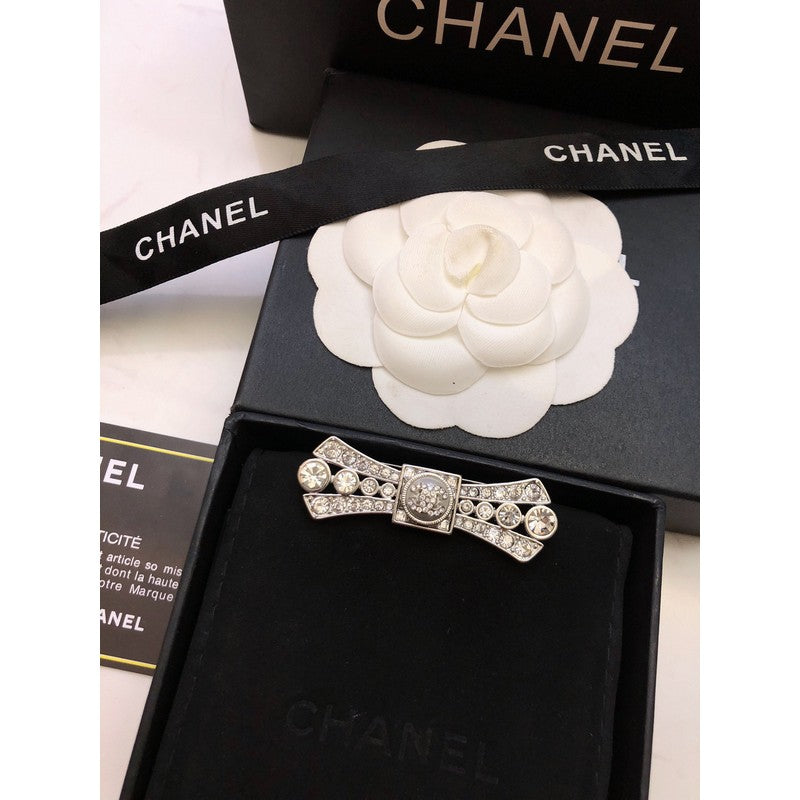Chanel Bow Tie Diamond 18K Gold Brooch product image 2, provided for visual reference and product detail review