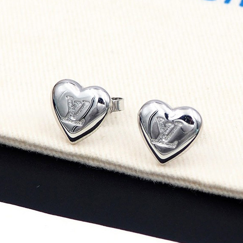 Louis Vuitton Heart 18K Gold Earrings product image 2, provided for visual reference and product detail review