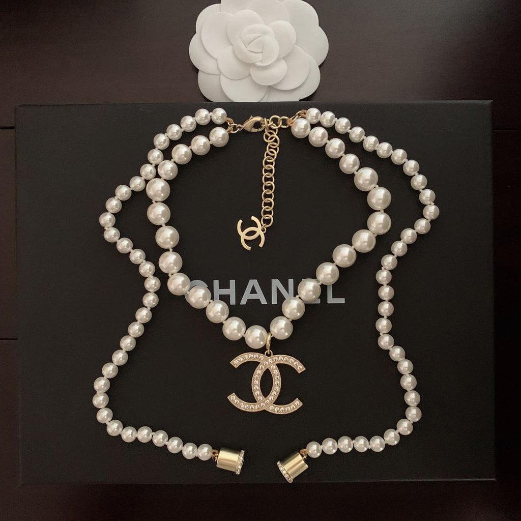 Chanel Pearls Long 18K Gold Necklace product image 1, provided for visual reference and product detail review