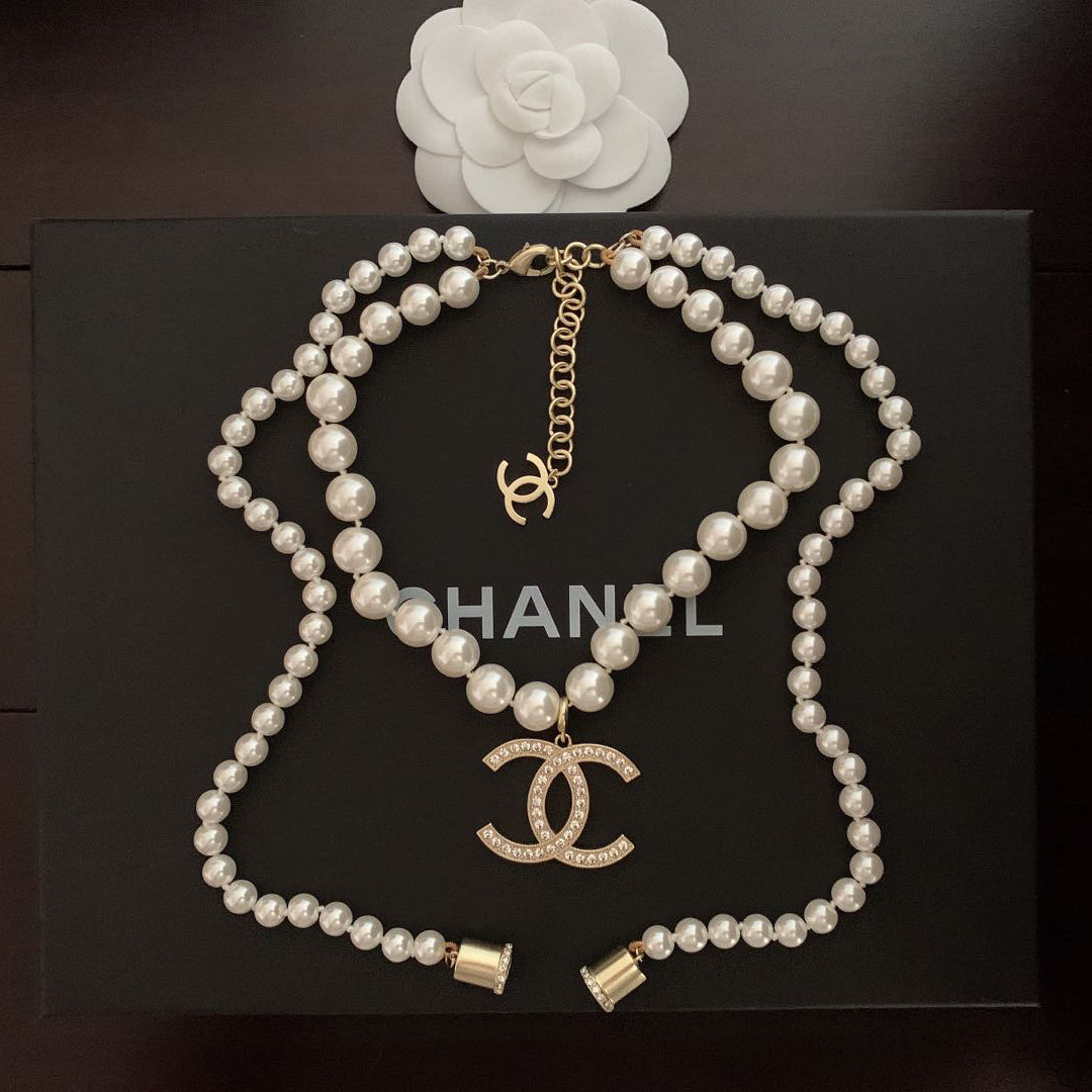 Chanel Pearls Long 18K Gold Necklace product image 1, provided for visual reference and product detail review