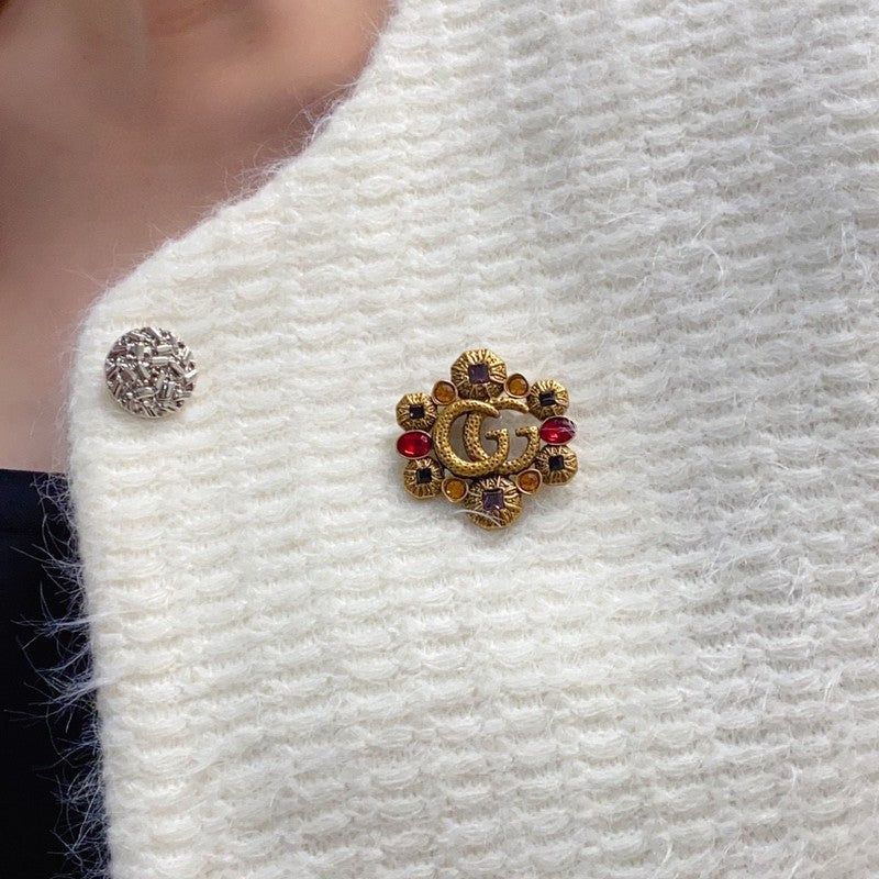 Gucci Double Flower Crystal 18K Gold Brooch product image 3, provided for visual reference and product detail review