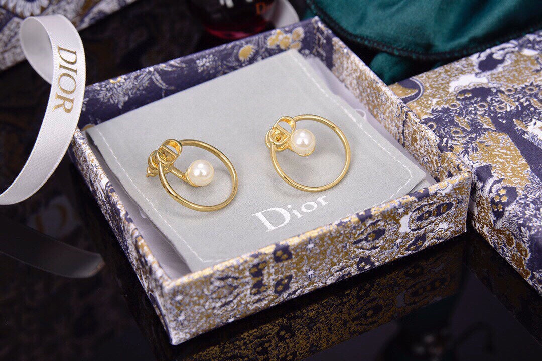 Dior 30 Montaigne Pearls 18K Gold Earrings product image 4, provided for visual reference and product detail review