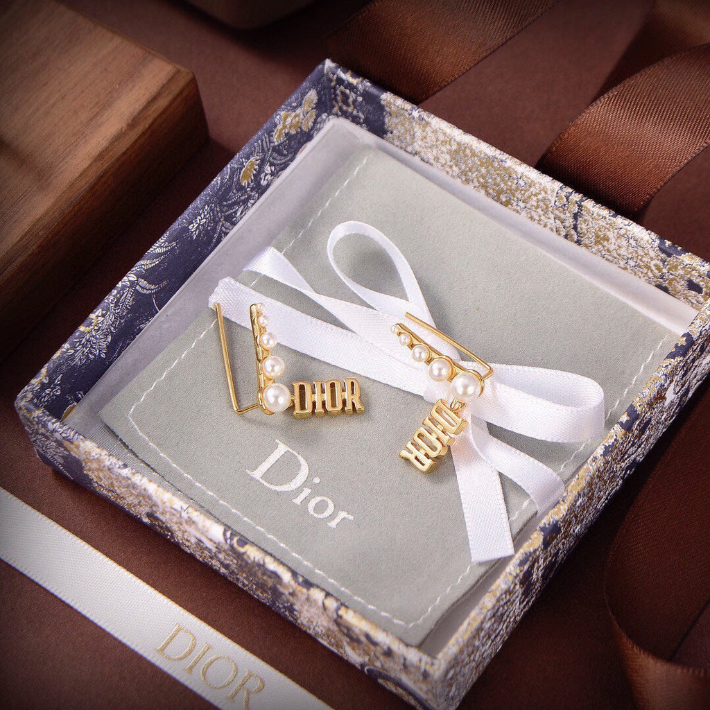 Dior Revolution Resin Pearls 18K Gold Earrings product image 2, provided for visual reference and product detail review