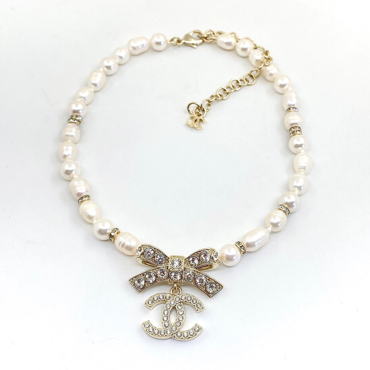 Chanel Bow Tie Diamonds 18K Gold Necklace product image 1, provided for visual reference and product detail review