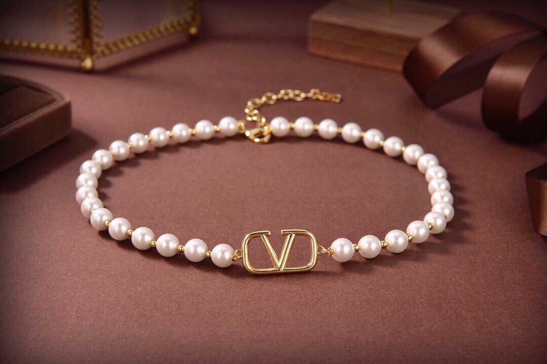 VLogo Pearls Choker 18K Gold Necklace product image 4, provided for visual reference and product detail review