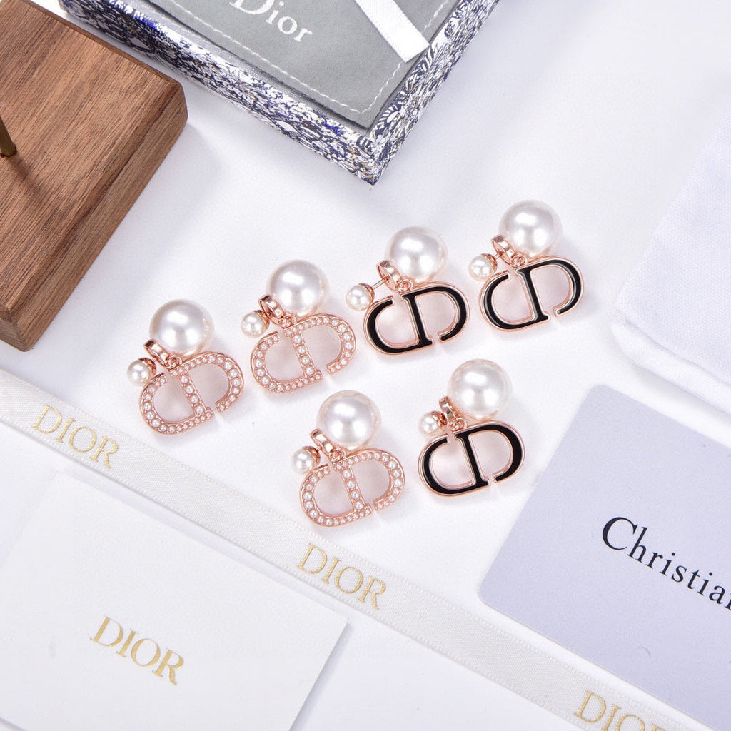 Dior 30 Montaigne 18K Gold Earrings product image 2, provided for visual reference and product detail review