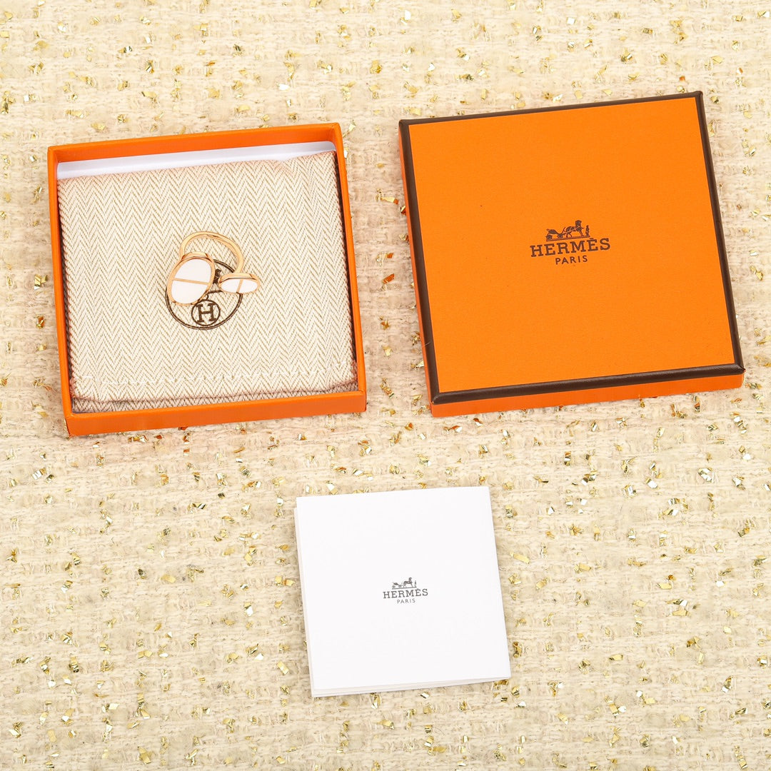 Hermes Chaine D'ancre Verso Large 18K Gold Ring product image 4, provided for visual reference and product detail review