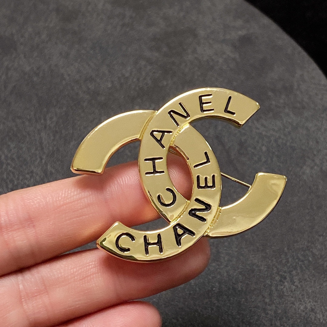 Chanel Script 18K Gold Brooch product image 1, provided for visual reference and product detail review