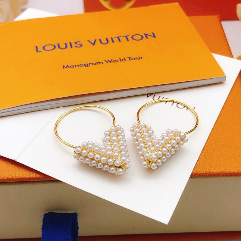 Louis Vuitton Essential V Perle Hoop 18K Gold Earrings product image 2, provided for visual reference and product detail