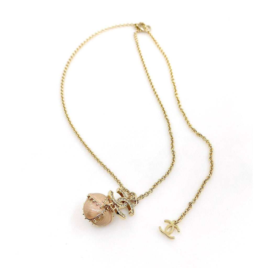 Chanel Pearls Flower 18K Gold Necklace product image 1, provided for visual reference and product detail review