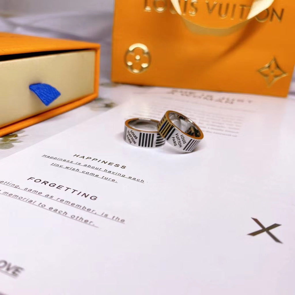 Louis Vuitton Damier Black 18K Gold Ring product image 7, provided for visual reference and product detail review