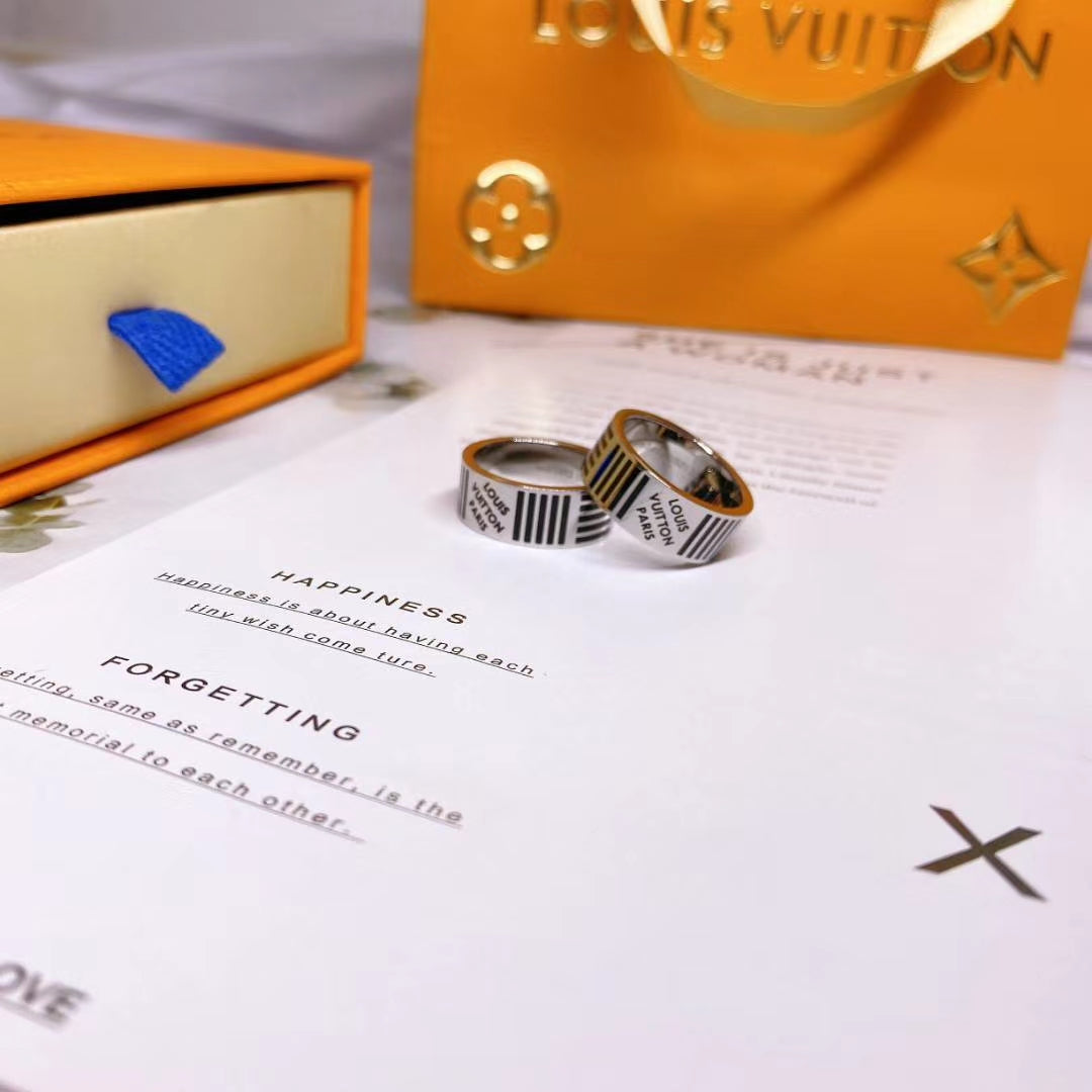 Louis Vuitton Damier Black 18K Gold Ring product image 7, provided for visual reference and product detail review