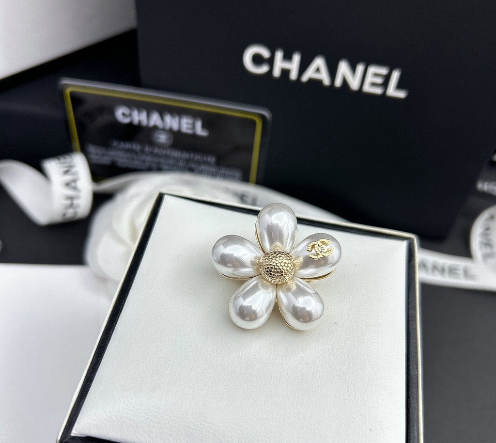 Chanel Pearls 18K Gold Brooch product image 2, provided for visual reference and product detail review