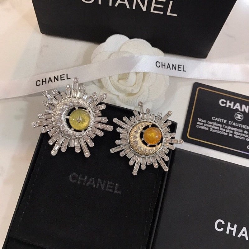Chanel Crystal 18K Gold Brooch product image 1, provided for visual reference and product detail review
