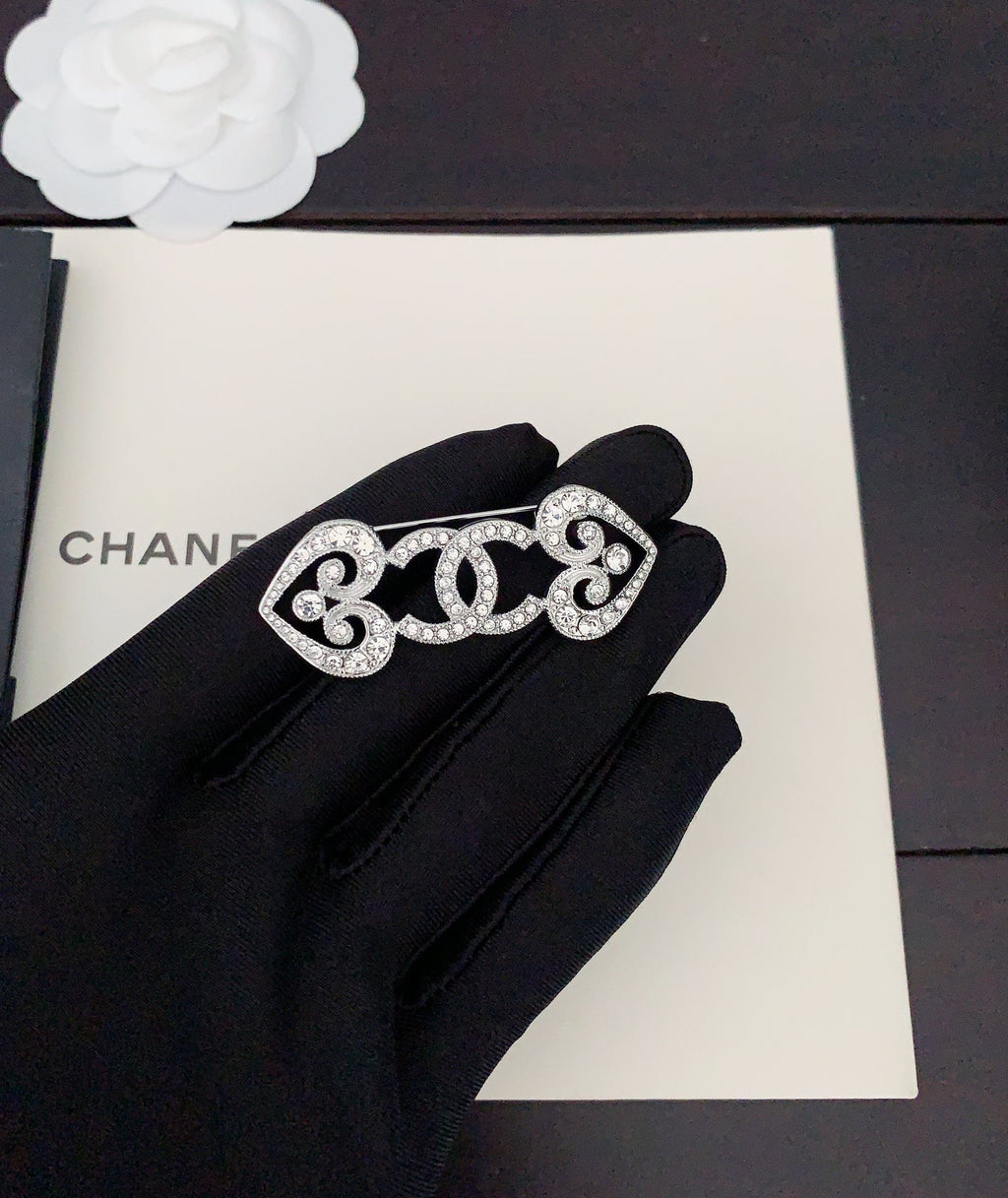 Chanel Heart 18K Gold Brooch product image 3, provided for visual reference and product detail review