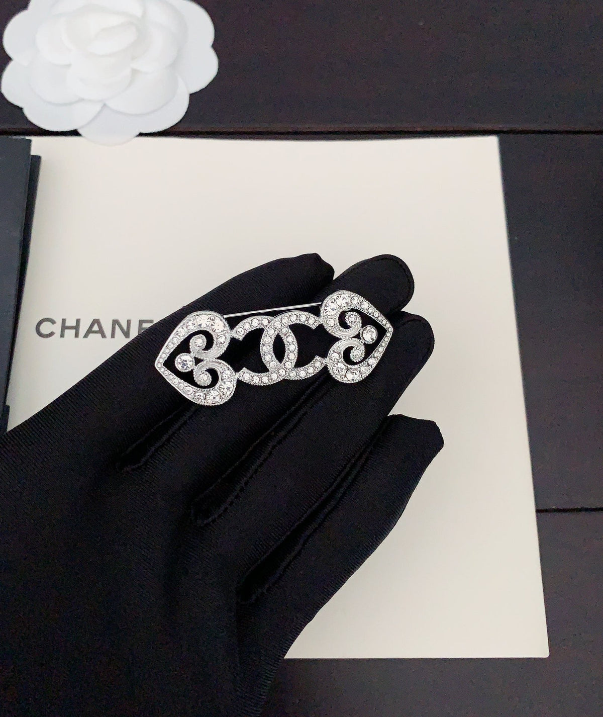 Chanel Heart 18K Gold Brooch product image 3, provided for visual reference and product detail review