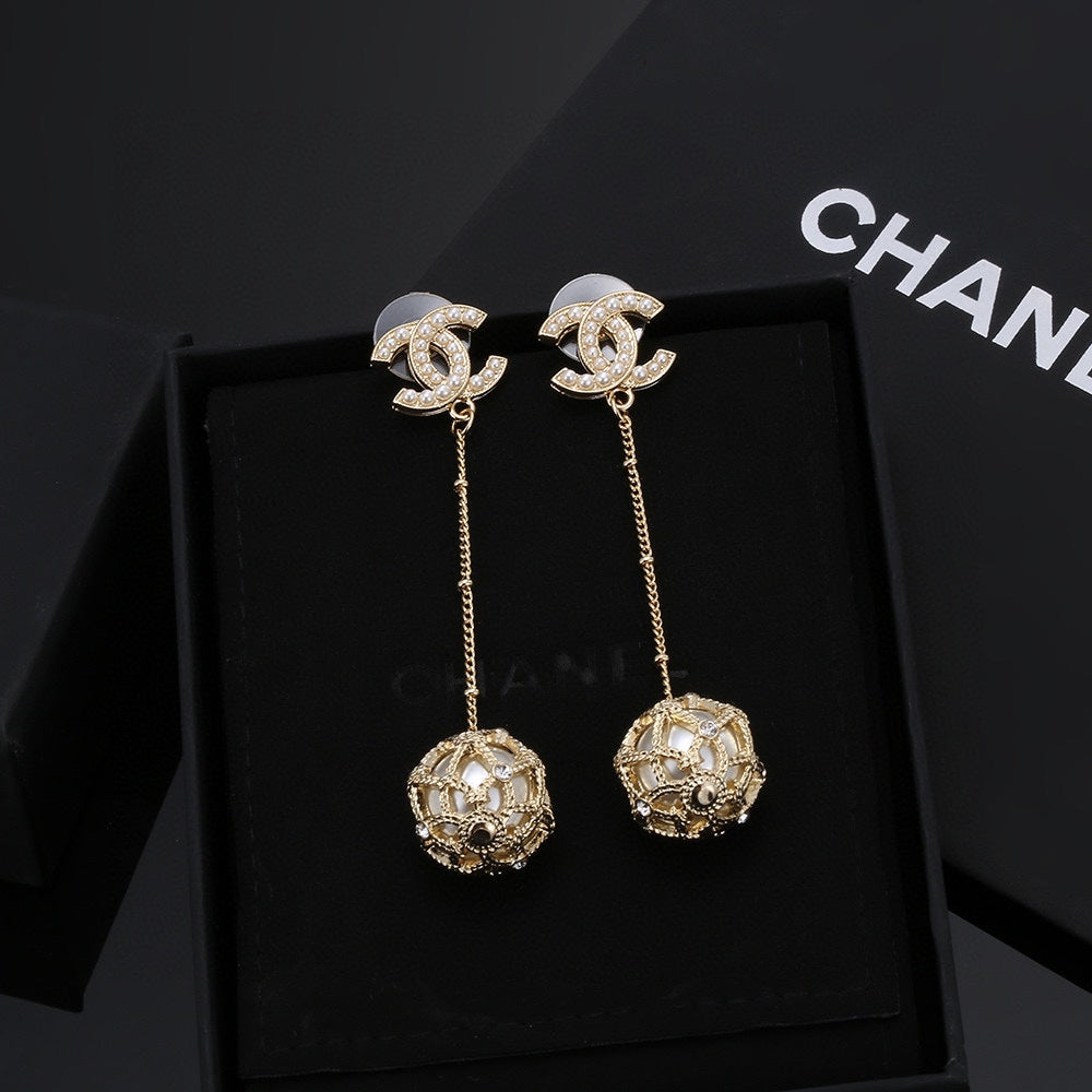 Chanel Pearl Long 18K Gold Earrings product image 2, provided for visual reference and product detail review