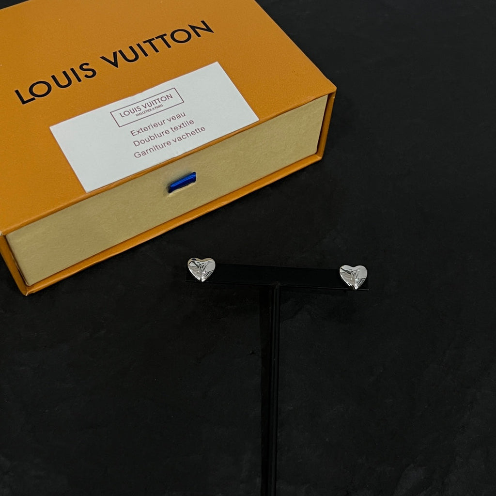 Louis Vuitton Heart 18K Gold Earrings product image 6, provided for visual reference and product detail review