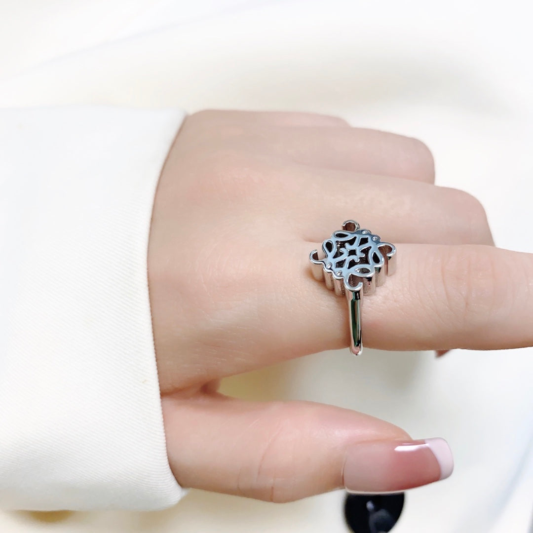 LOEWE Anagram Single Anagram 18K Gold Ring product image 4, provided for visual reference and product detail review