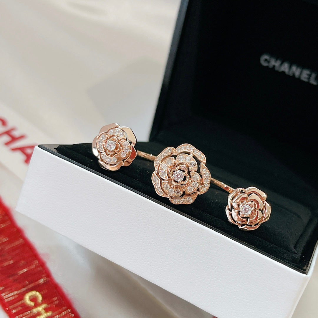 Chanel Extrait De Cam ̈¦lia Transformable 18K Gold Ring product image 2, provided for visual reference and product detail