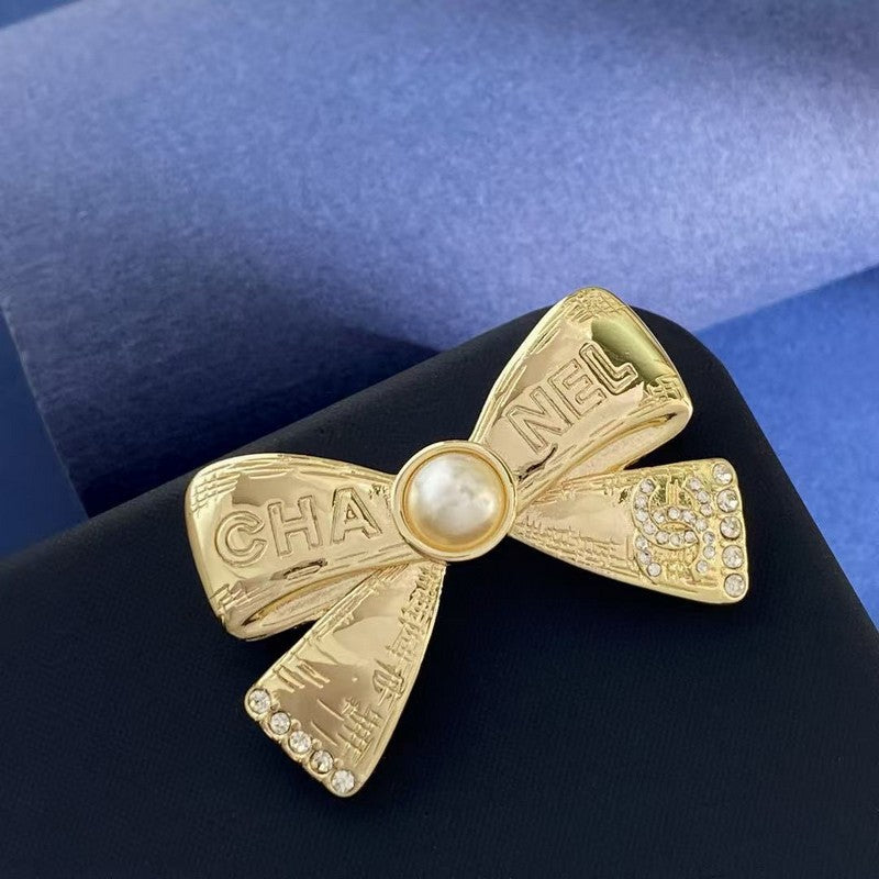 Chanel Bow Tie Gold 18K Gold Brooch product image 4, provided for visual reference and product detail review