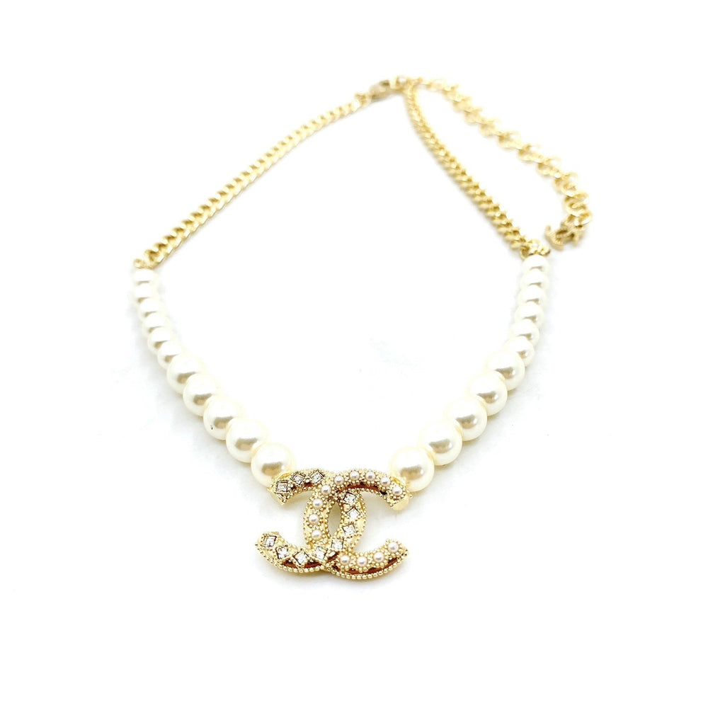 Chanel Pearls Choker 18K Gold Necklace product image 1, provided for visual reference and product detail review