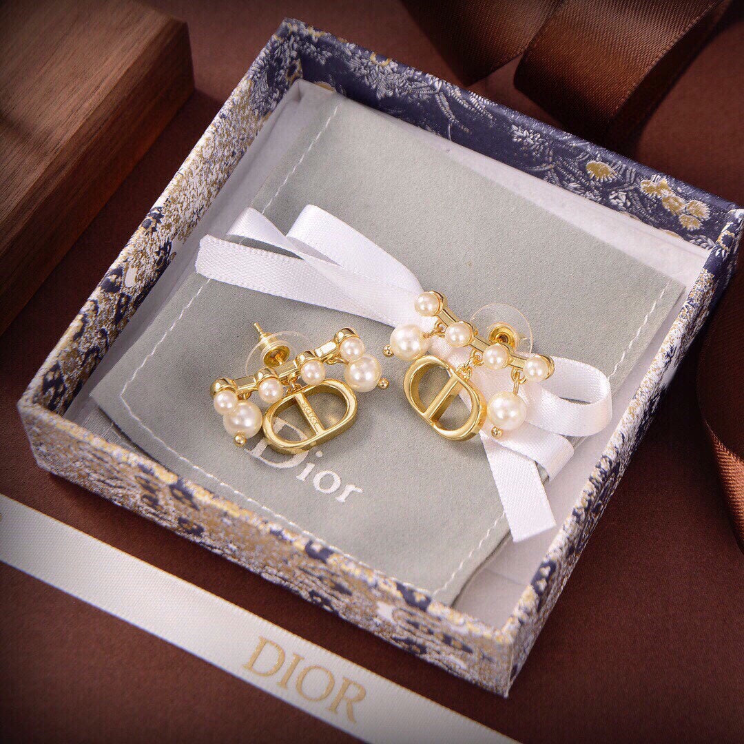 Dior Tribales Pearls 18K Gold Earrings product image 4, provided for visual reference and product detail review