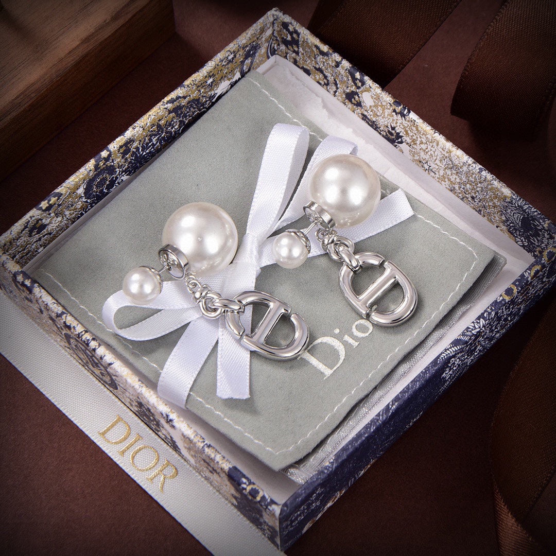 Dior 30 Montaigne 18K Gold Earrings product image 3, provided for visual reference and product detail review