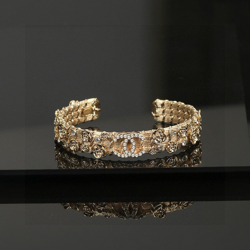 Chanel Flower Diamond Cuff 18K Gold Bracelet product image 1, provided for visual reference and product detail review